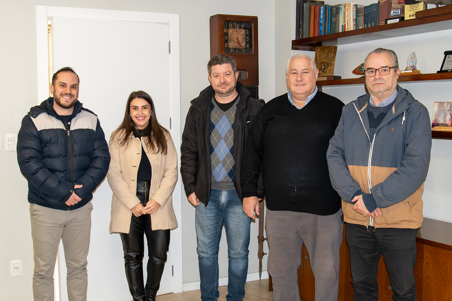 Autoridades se reúnem com representantes da Trombini para tratar de melhorias na via de acesso à empresa