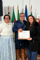Carla Reis assume novamente cadeira na Câmara de Vereadores e é homenageada por seu legado na Cultura Gaúcha