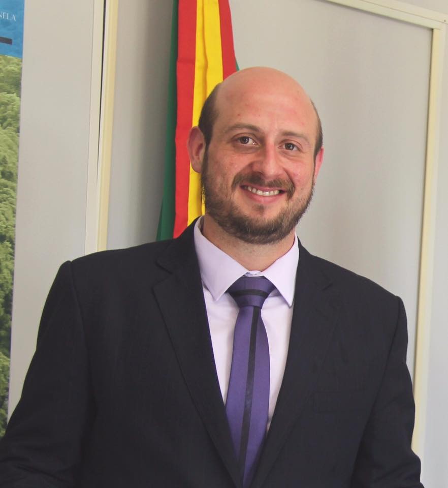 Jerônimo Terra Rolim comemora e informa que foi promulgada a lei que concede 100% do transporte gratuito aos universitários e estudantes do ensino técnico