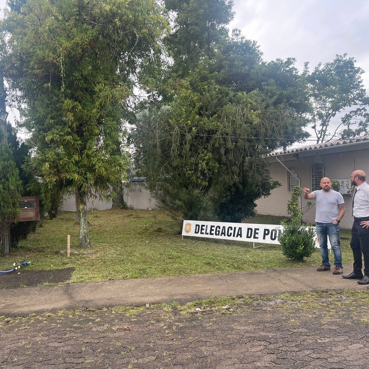 Jerônimo Terra Rolim conhece reformas do prédio da delegacia realizadas com suas emendas individuais