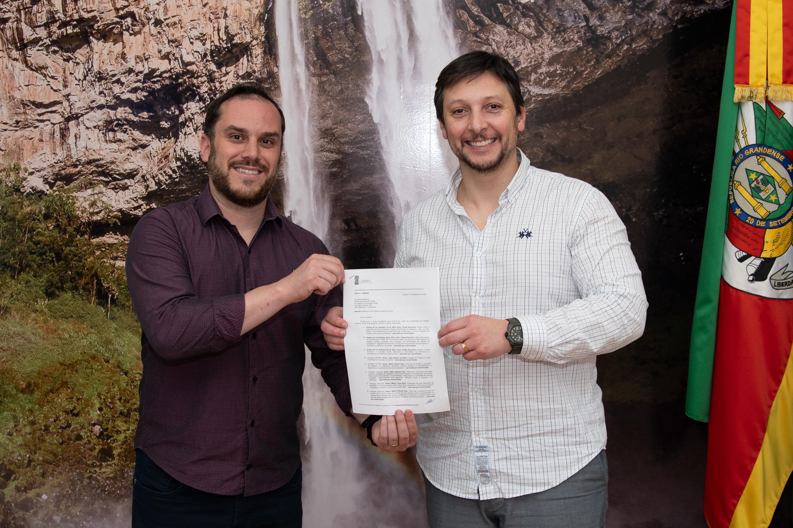 Presidente Felipe Caputo entrega ao Prefeito aprovação do Projeto de Lei que altera local do novo Ginásio Municipal de Canela