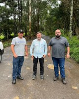 Vereador Cabo Antônio visita Loteamento Correia para verificar situação das estradas