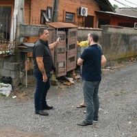 Vereador Felipe Caputo e Diretor de Fiscalização Levam a Operação Poste Limpo para os Bairros