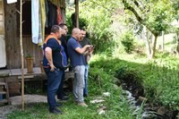 Vereador Felipe Caputo visita o Beco dos Perotto com a Defesa Civil para buscar solução para Alagamentos