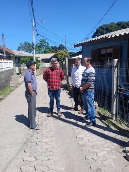 Vereador Roberto Danany cobra solução para problema em rua do bairro Canelinha devido as obras da CORSAN
