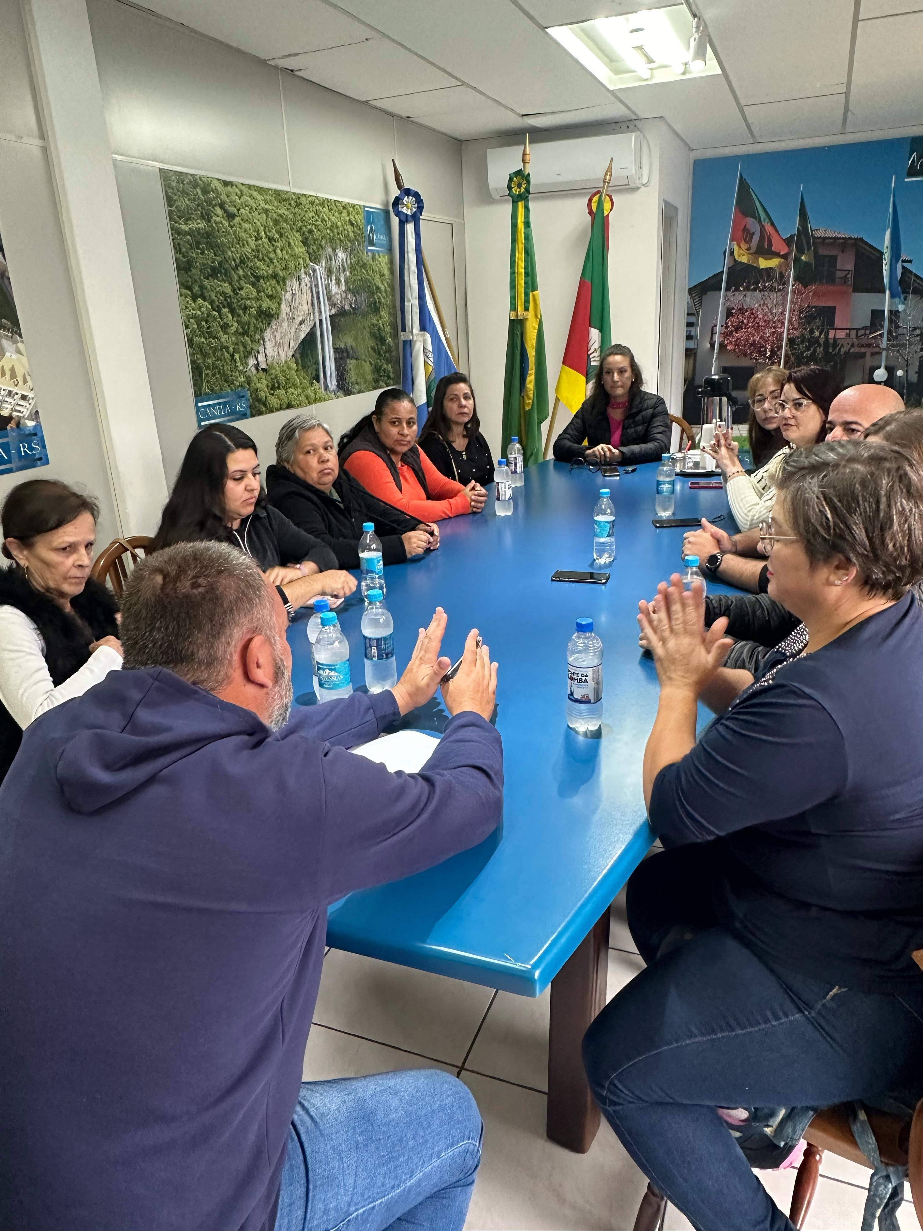 Vereadora Carla Reis recebe artesãos de Canela para buscar uma solução e um espaço no Município