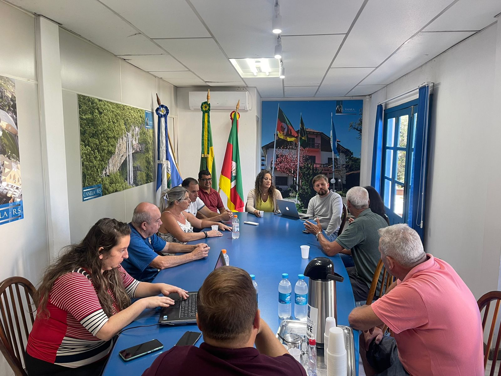 Vereadora Carla Reis recebe moradores do bairro Boeira para buscar solução para problemas com escoamento nas vias