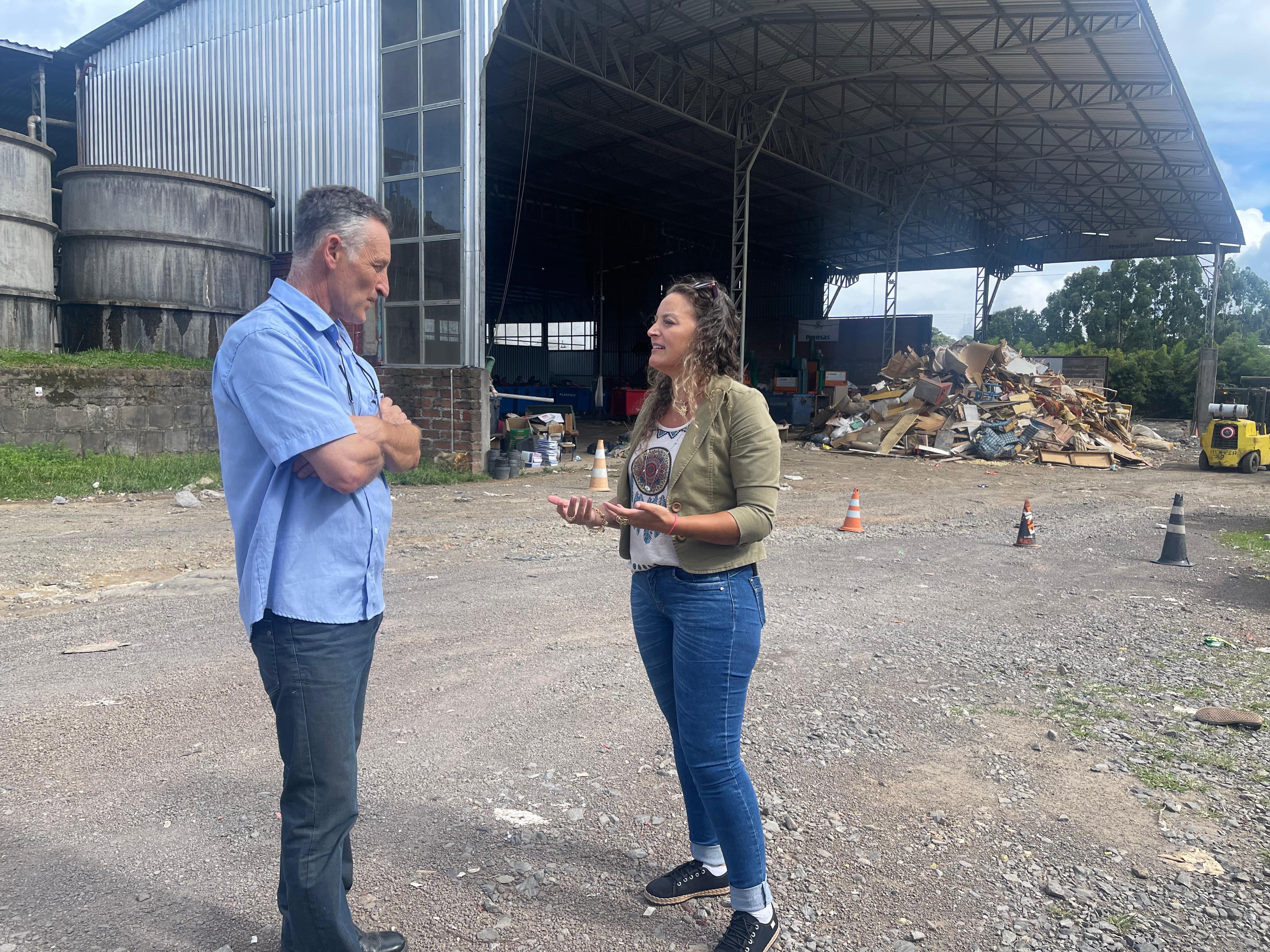 Vereadora Carla Reis visita depósito e centro de triagem do lixo em Canela