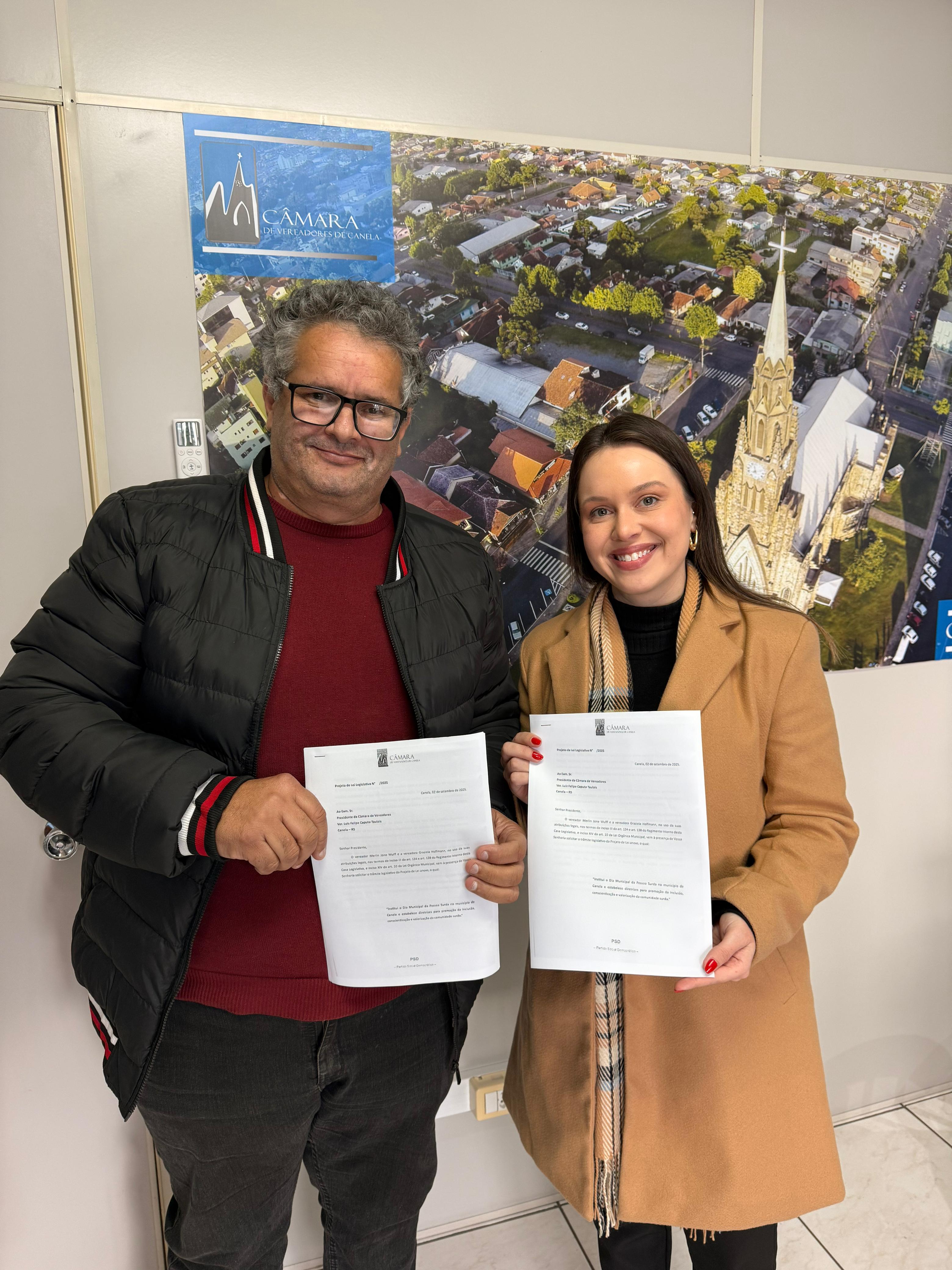 Vereadores Grazi Hoffmann e Jone Wulff apresentam projeto que institui o Dia Municipal da Pessoa Surda em Canela  