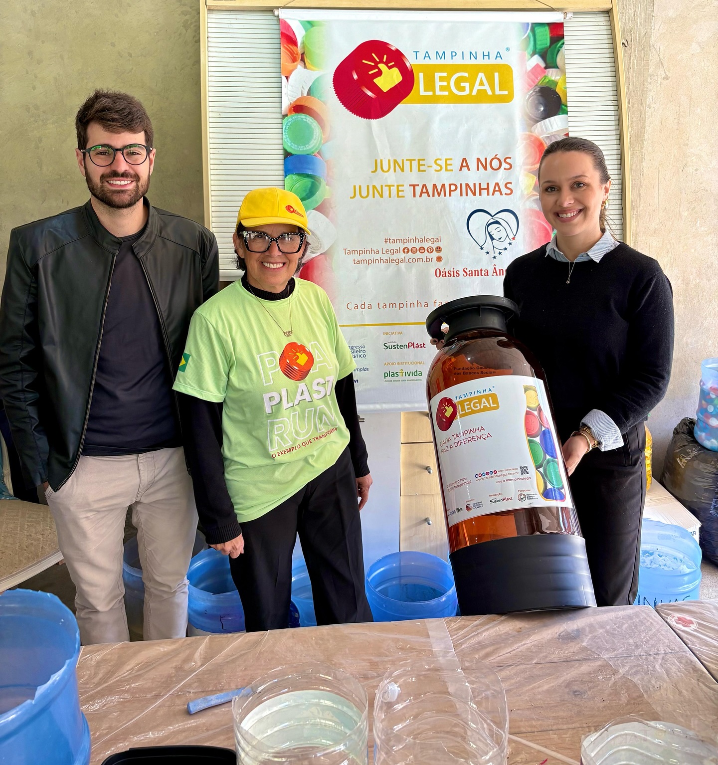 Vereadores Graziela Hoffmann e Rodrigo Rodrigues visitam o Projeto Tampinha Legal