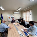 Vereadores Rodrigo Rodrigues e Graziela Hoffmann, juntamente com o vice-prefeito tratam sobre serviços da CORSAN e RGE no Ministério Público de Canela